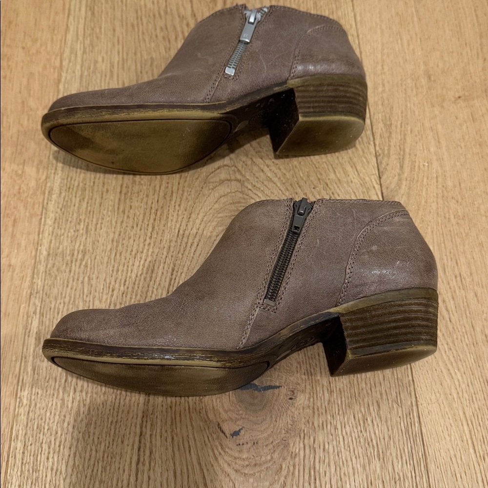 Lucky Brand LP Banda tan/taupe low zip heeled booties Sz 7 - Picture 5 of 11